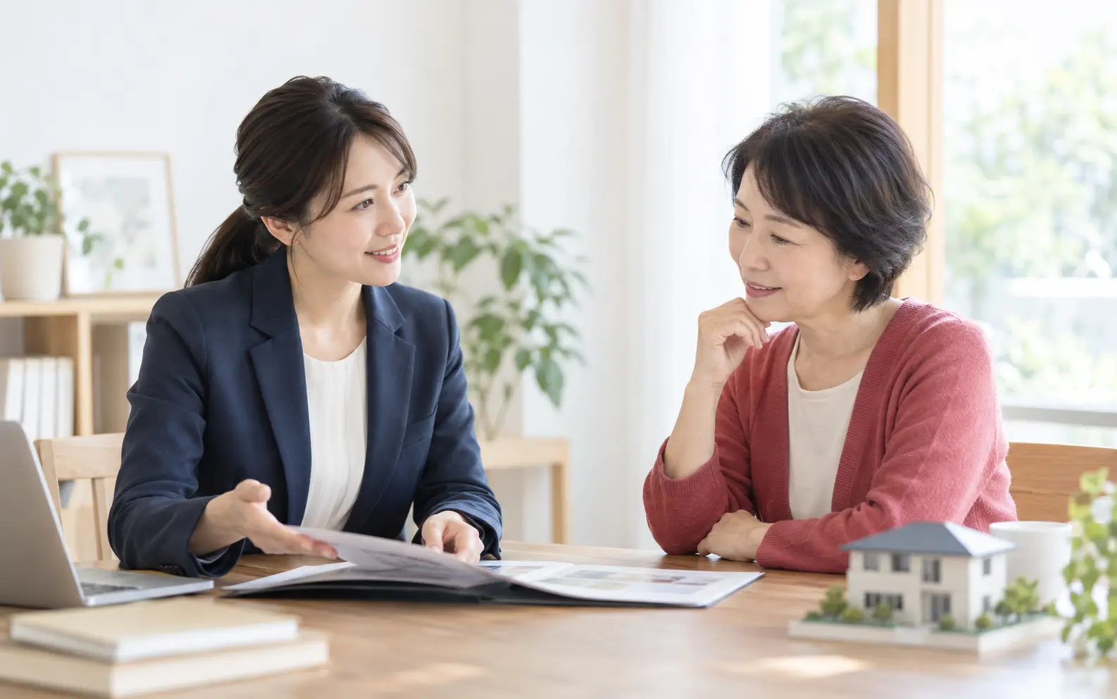 空き家の売却について相談する女性と担当者のイメージ